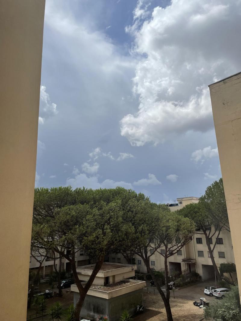vento forte e nuvole scure con doppio cumolonembo