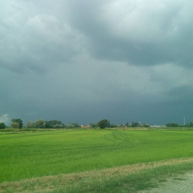 Rosasco con temporale sullo sfondo