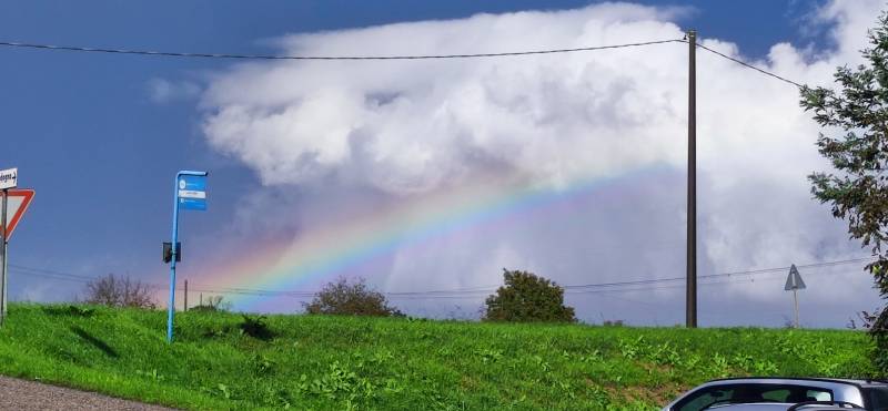 arcobaleno con lo sguardo del dio del vento..
