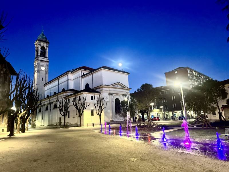 la luna rosa guarda la nuova piazza visconti