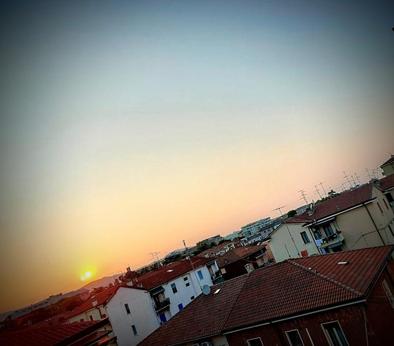 guarda l'alba quasi sembra che ci inviti a rinascere.la mery