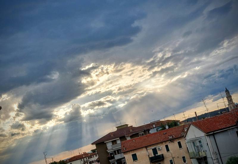 senti che fuori piove senti che bel rumore. bohhh. la mery