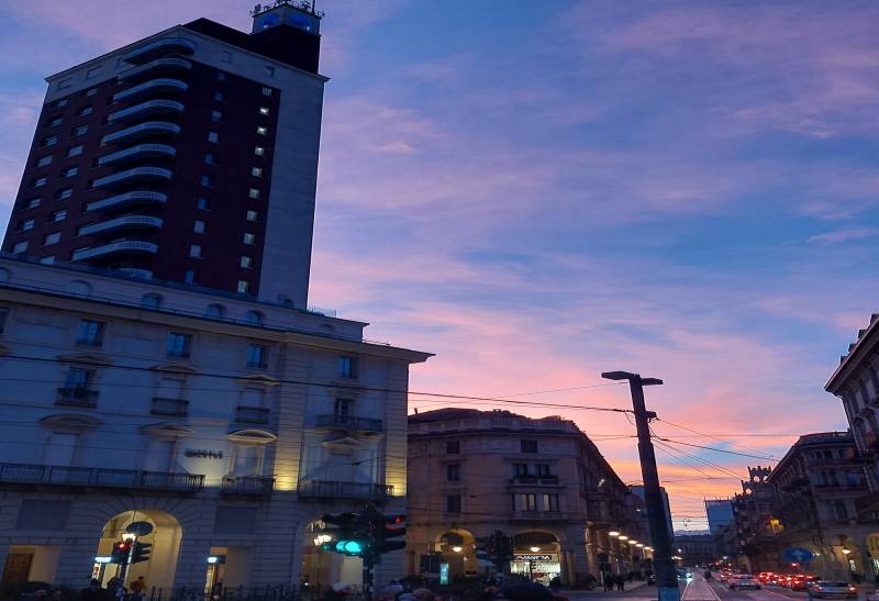 cielo rosso su piazza castello