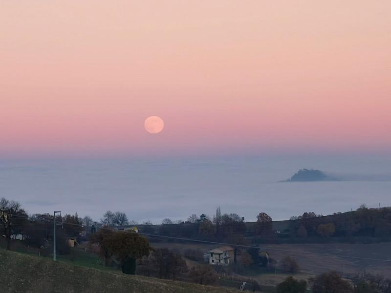 luna piena su un mare di nebbia 15 dicembre