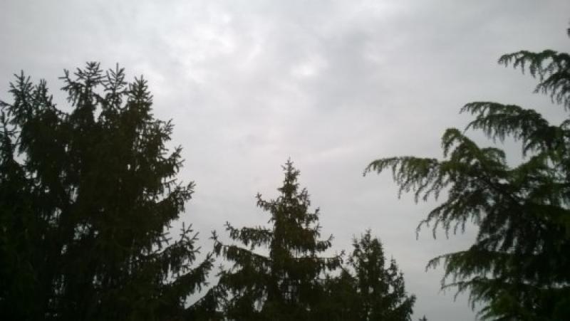 nuvoloso con pioggerella