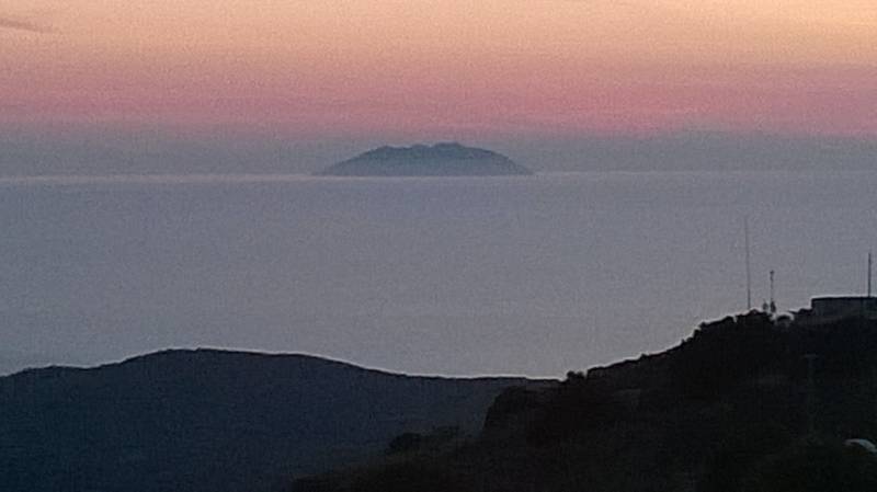 tramonto sull'isola di Montecristo