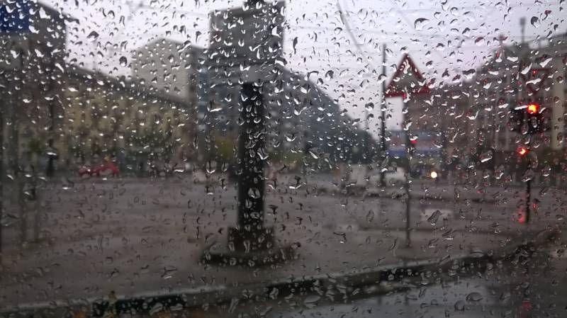 piazza carducci con pioggia