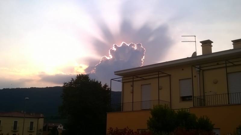 il sole tra le nuvole