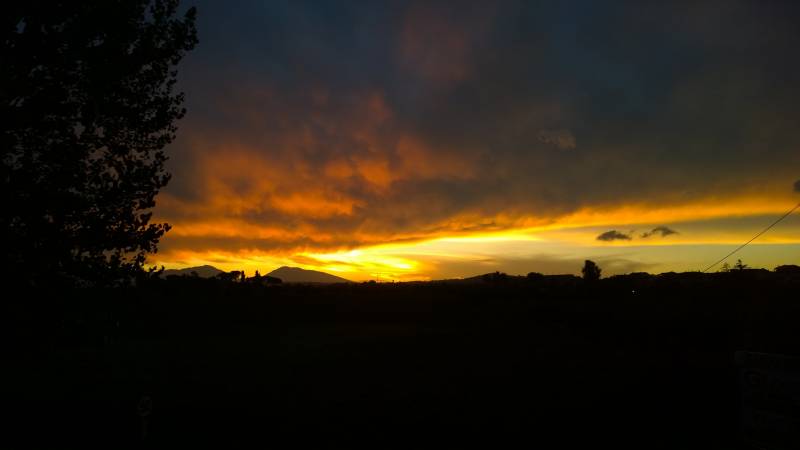 Nuvole infuocate dalla luce del tramonto a Giulianova