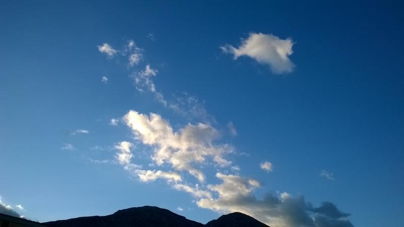 Cielo sereno con nuvole sparse