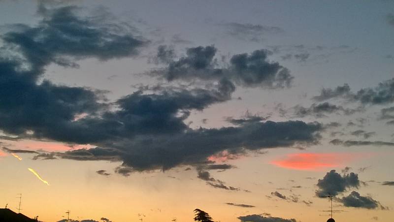 tramonto con nuvole rosse