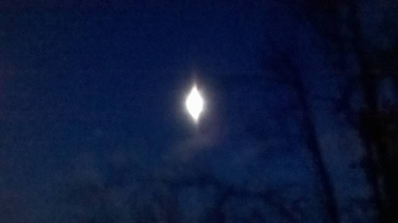 una luminosa luna