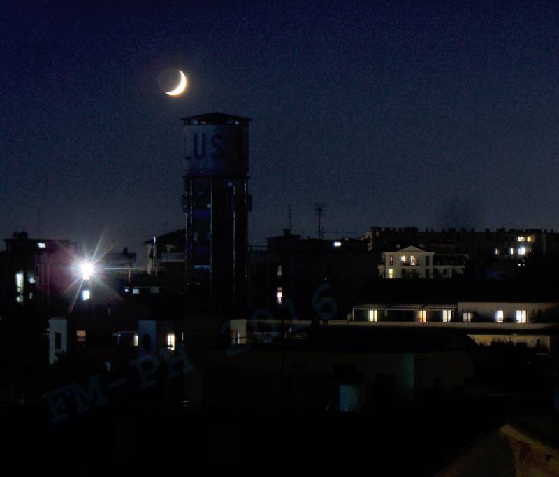 La luna e la torre serata autunnale