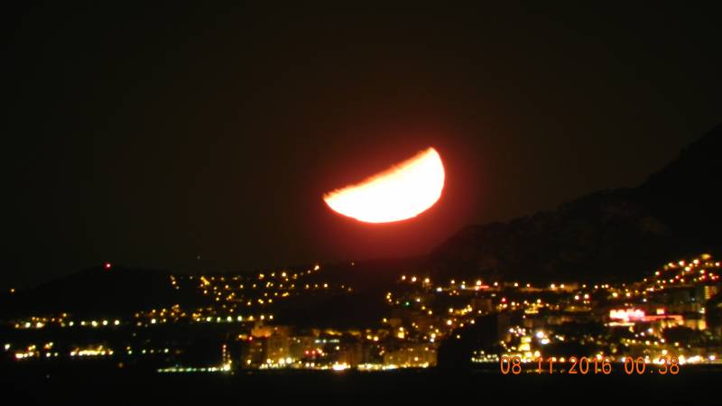 La luna tramonta su Montecarlo vista da Bordighera