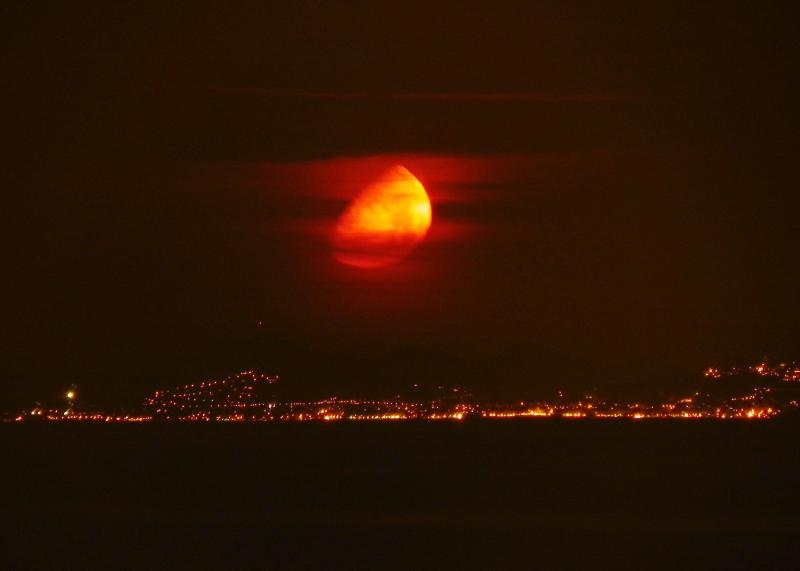 La luna vista da Bordighera tramonta su Montecarlo.
