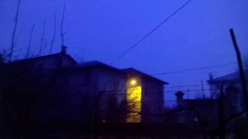Via Guglielmo Marconi in una piovosa serata invernale