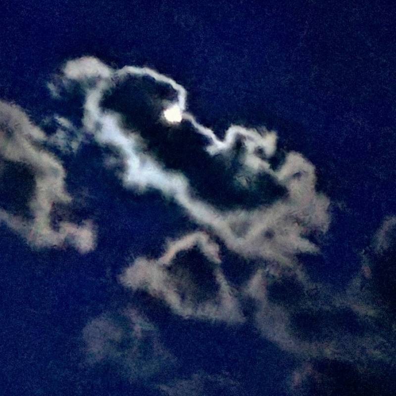 la luna dietro alle nuvole a Morgex