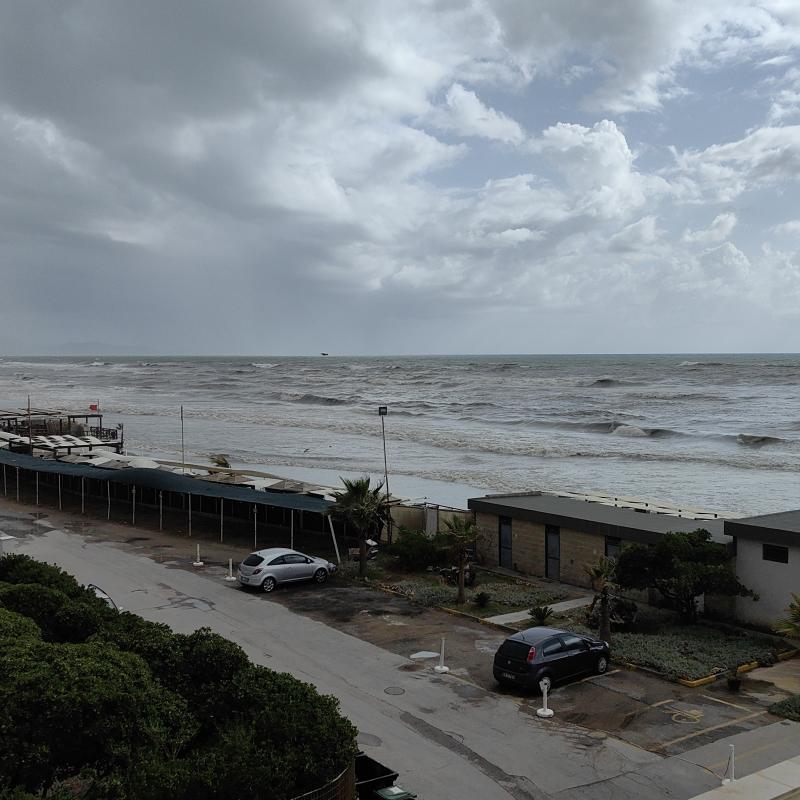 Mare mosso e cielo nuvoloso