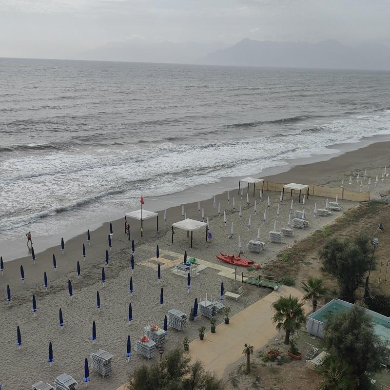 Nuvoloso ma senza pioggia. mare agitato