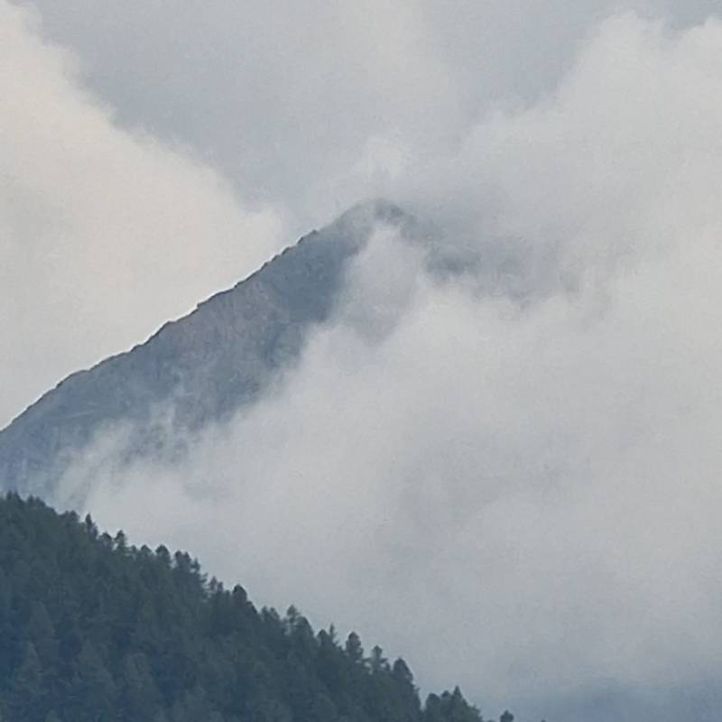 r.f monte banchetta avvolto dalle nuvole