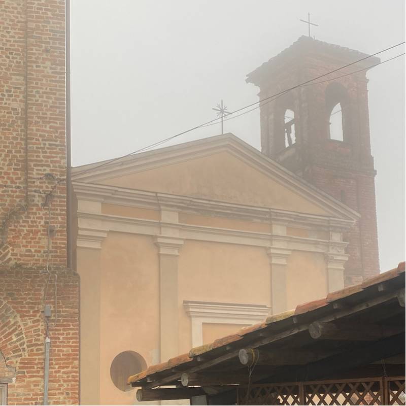 La foschia avvolge la chiesa dei battiti. vinchio at