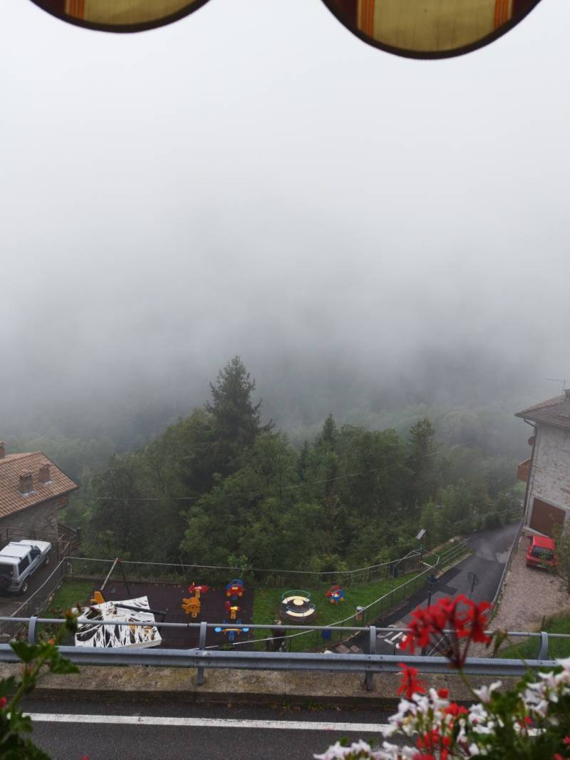 nebbia si abbatte su Paisco Loveno