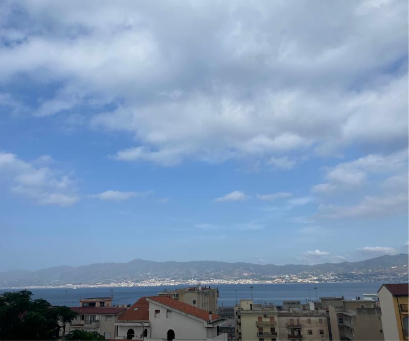 Stretto di messina visto da villa san giovanni
