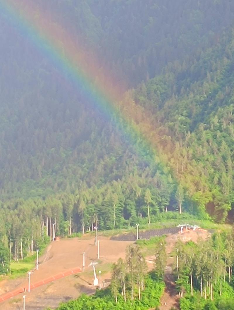 arcobaleno sulla pista di sci di bolbeno