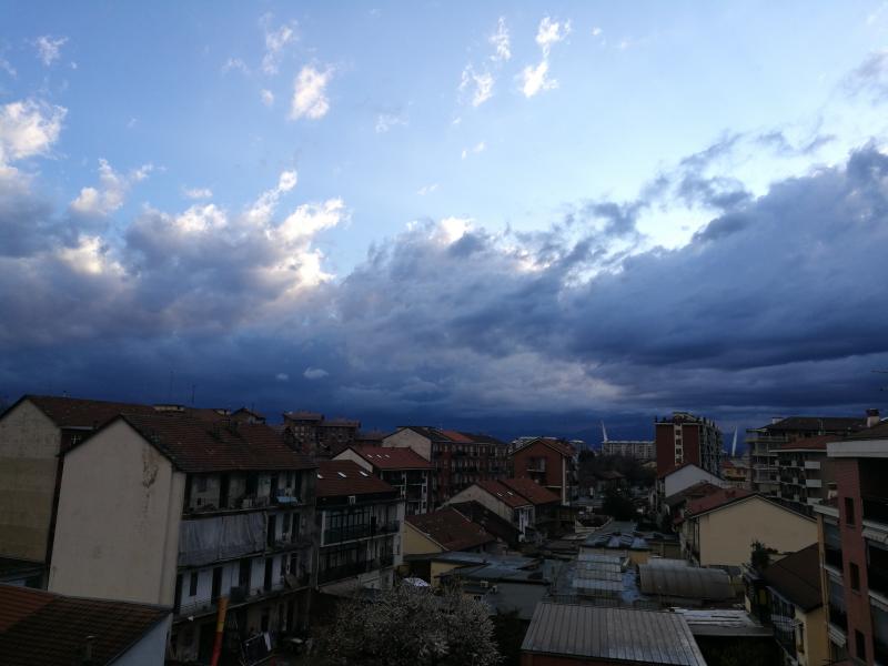 cielo azzurro e nuvole nere