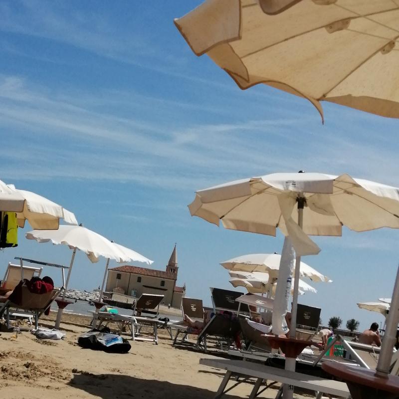 Caorle Spiaggia Levante. Sullo sfondo la Chiesetta dea Madonnina dell'Angelo