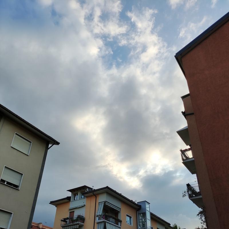 Un po' nuvolo un po' sereno. con un bel venticello