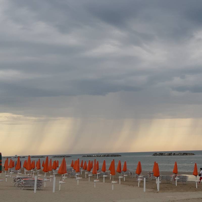 Temporale in mare a inizio estate