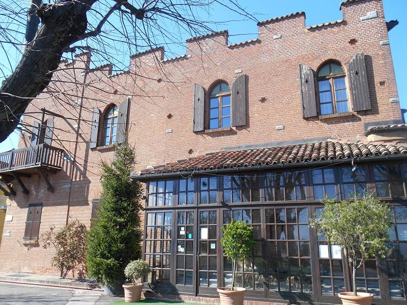 Il ristorante costruito come un castello presso La Morra