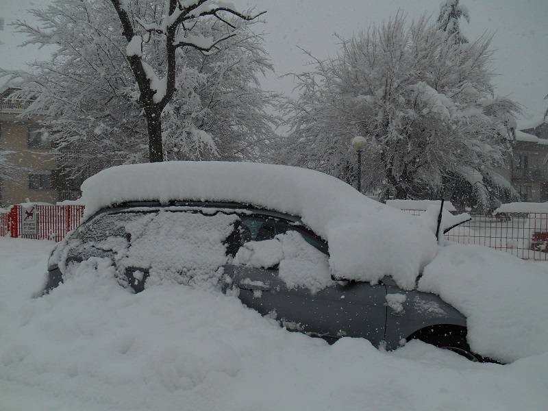Auto parcheggiata sommersa da 70 cm di neve