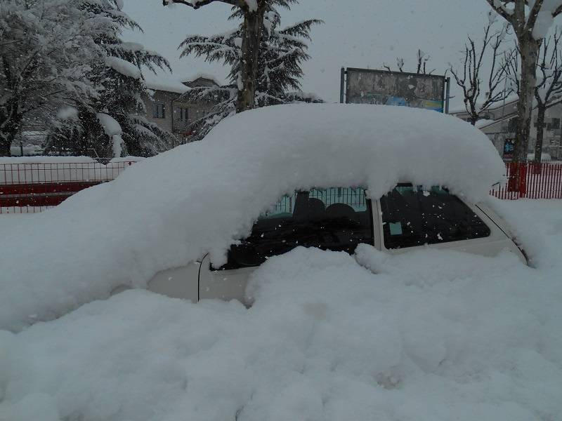 Altra auto parcheggiata sommersa dalla neve