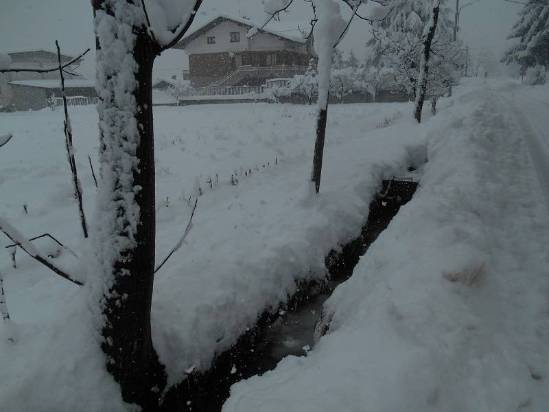 Canale d'acqua per irrigare i campi ricoperto di neve e ghiacciato presso le campagne di Borgo San Dalmazzo