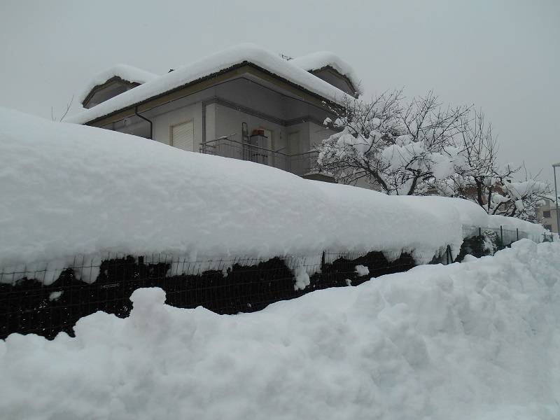 Ancora case sommerse da 80 cm di neve fresca presso Borgo