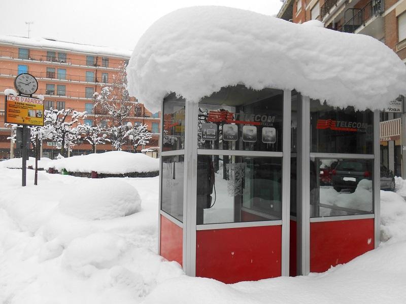Cabine telefonica sommerse da quasi un metro di neve presso il centro di Borgo San Dalmazzo