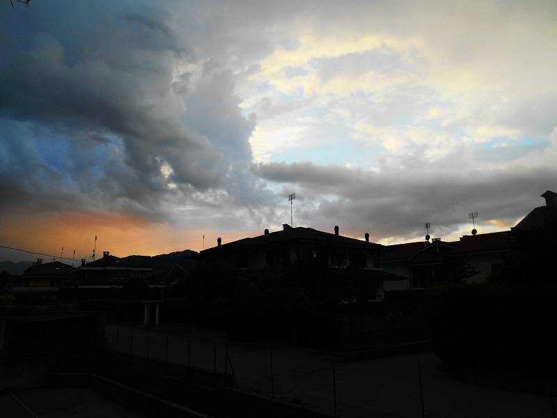 Meraviglioso cielo colorato su Borgo S. Dalmazzo
