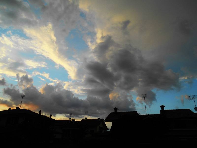 Giochi di colori e nuvole sui cieli di Borgo S. Dalmazzo