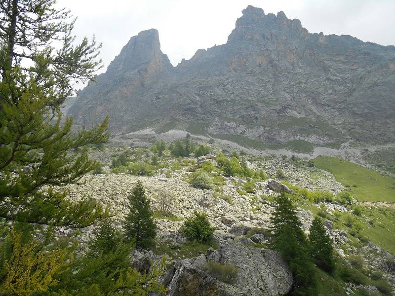 Il vallone selvaggio con vista sulla Rocca Provenzale