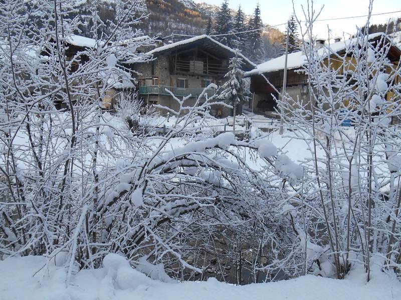 Scorcio panoramico di magia invernale nella Valle Maira