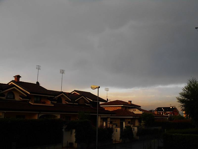 Nubi nere minacciose durante il temporale su Borgo