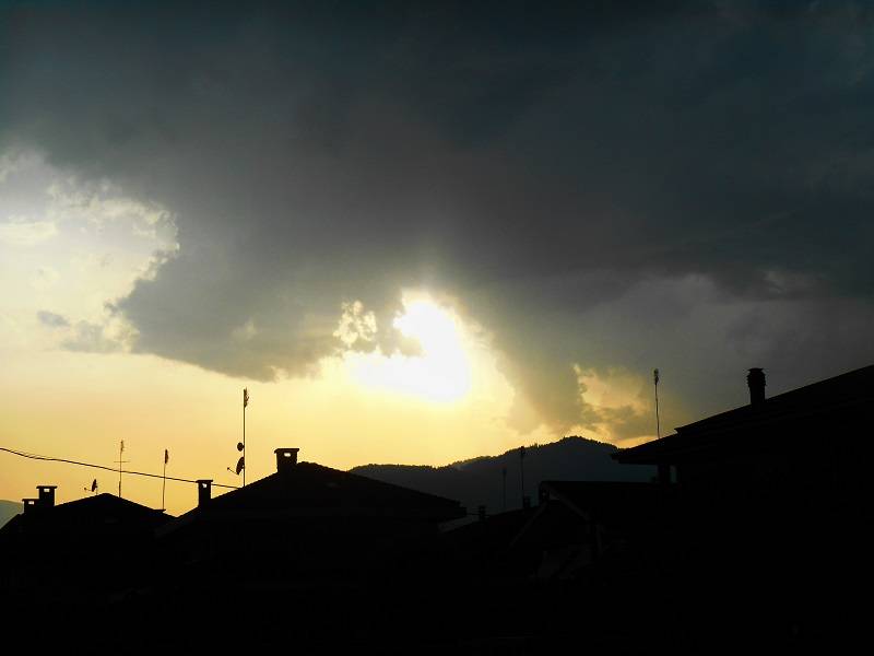 Il sole fa capolino dalle nubi temporalesche