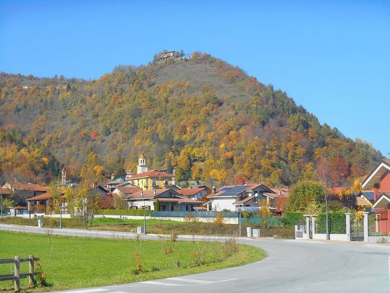 Collina di Vignolo nei splendidi colori d'autunno