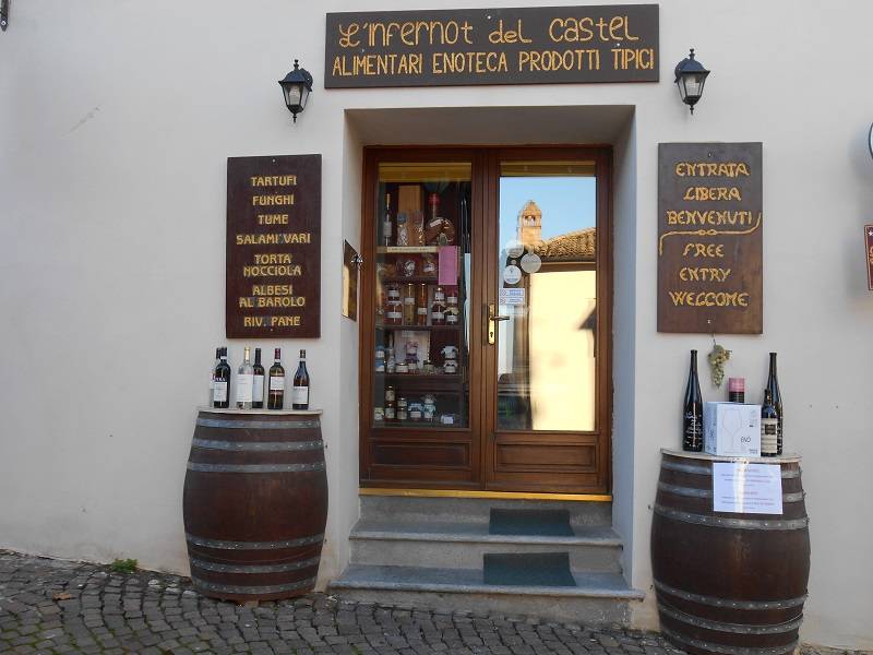 Tipico locale di rivendita dei grandi vini Piemontesi delle Langhe