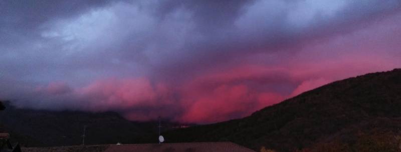 riflesso del tramonto su nubi sopra canebola
