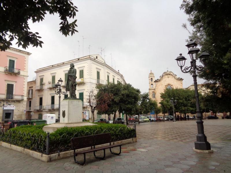 Piazza aldo moro e monumento a tommaso traetta