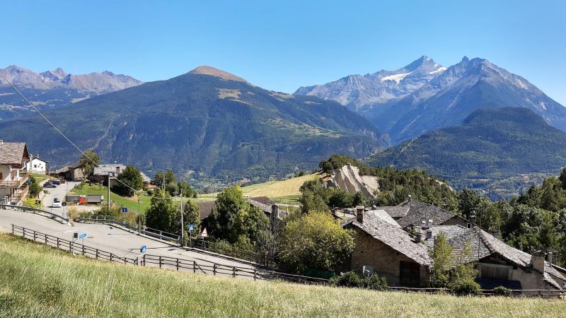 Pointe de la pierre e grigola viste dalla frazione chantel