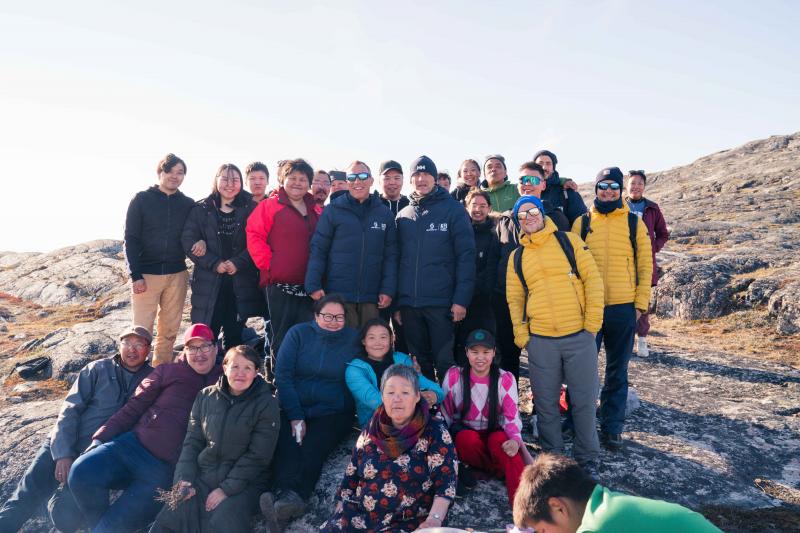 Il team 3B insieme ai nativi a Oqaatsut